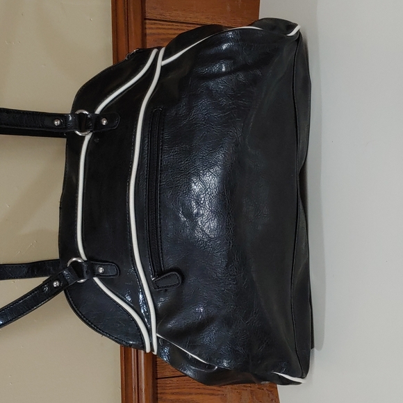 Nicole Miller 🆕 Shiny Leather Shoulder Bag - Picture 6 of 17